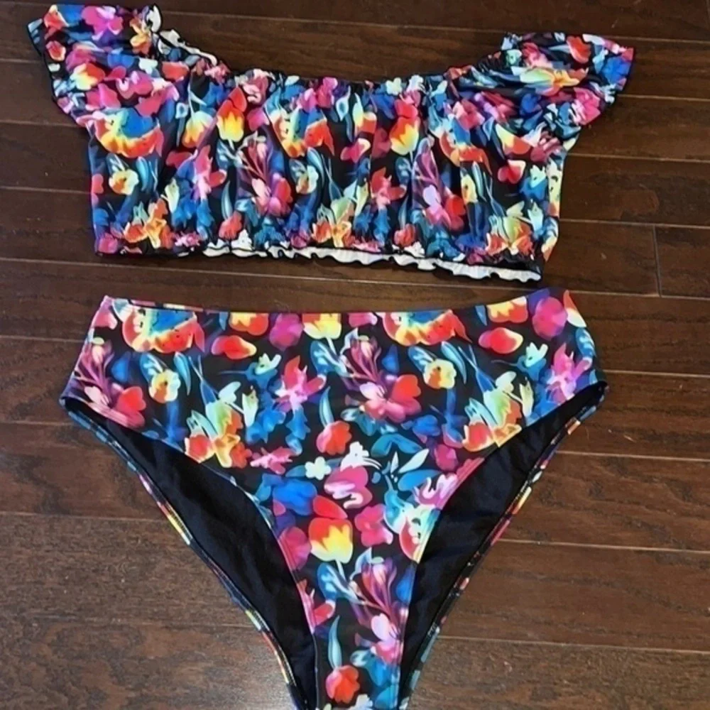 Two Piece Floral swimsuit - Picture 2 of 6